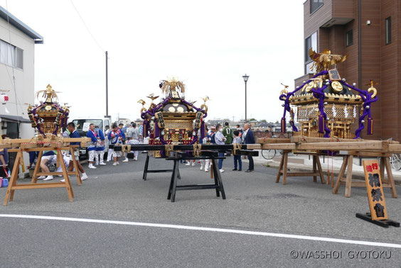 左から宮中神輿、宮大神輿、自治会神輿
