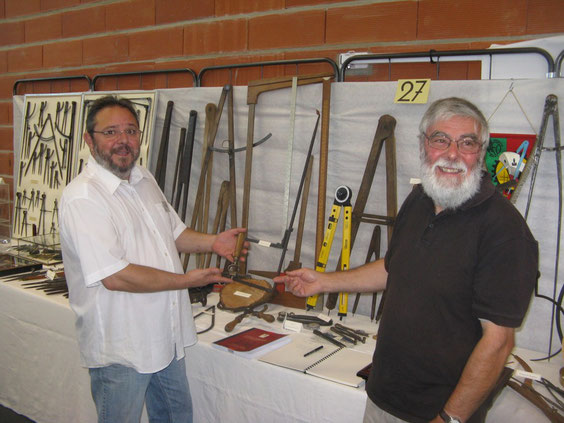 Christian Maitreau et Lionel Royer devant l’exposition de compas, à Château-du-Loir