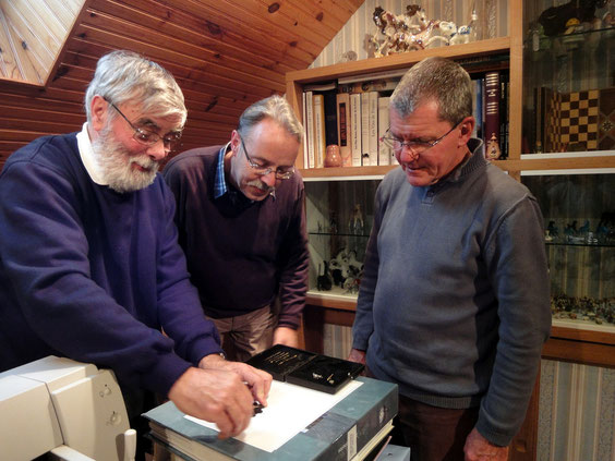 Lionel Royer utilisant un ellipsographe sous le regard attentif de John Boele et René Verstraete