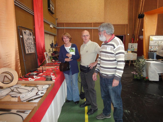 Christiane et Philippe Gounand devant l'exposition de Lionel Royer