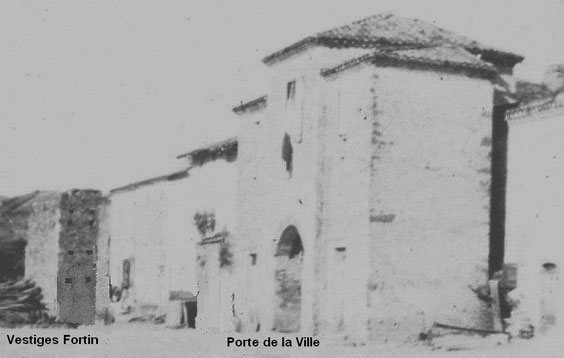 Fortin nord-ouest et porte de la ville  en 1898