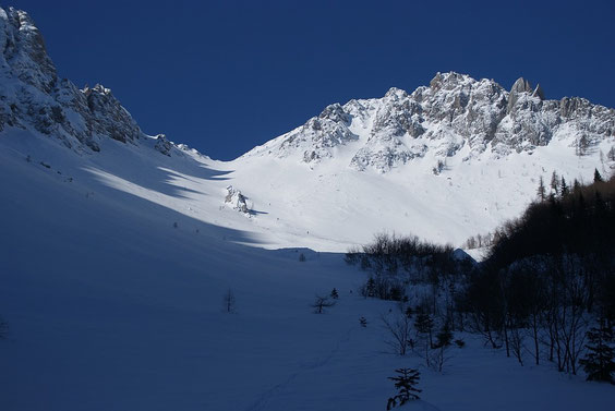 Im weiten Kar mit Blick hinauf zur Bielschitza, in der Bildmitte der markante Felsen