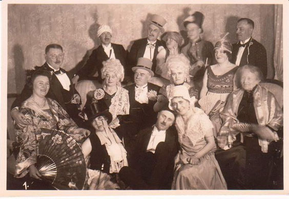 Maskenball Hotel Charlotte 1928 - der Mann hinten mit dem weißen Turban ist der Zahnarzt Dr. Obmann