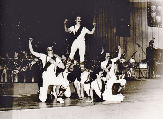 Vorläufer des Männerballetts, rechts Hofkapellmeister Wolfgang (Buzzi) Ziegler - Archiv Barf-Malek