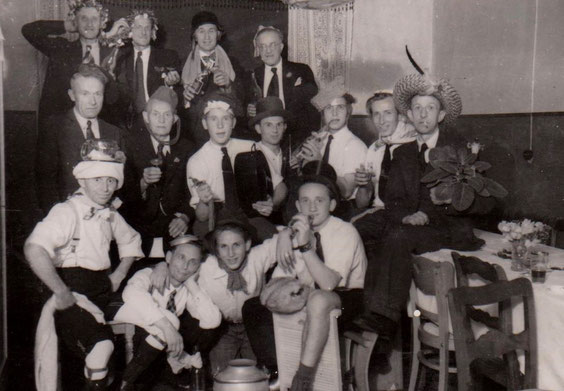 Unten links mit dem Turban Erich Eisenbrandt in einer Liebenstein Kneipe in den 1930ern -  Sammlung Gerd Eisenbrandt