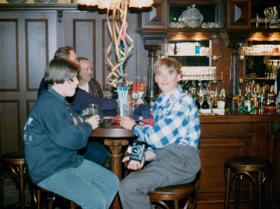 Foyer-Bar mit Jung-Trinkern 1993