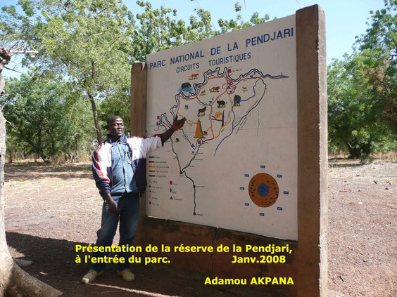 Adamou AKPANA présente la réserve à l' entrée du parc. 