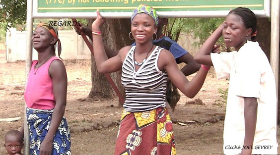 Avec le sourire d' une jeune femme du village.