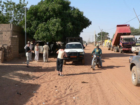 Route en 4X4 vers le parc de la Pendjari, arrêt dans un village. 584 KO.