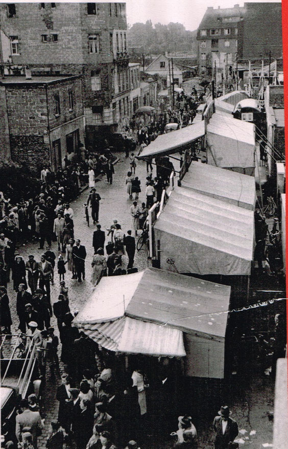 Abb. 19A - Alte Wipperfürther Straße in den 1950er Jahren. ImHintergrund die Frankfurther Straße und links die Dückergasse. 