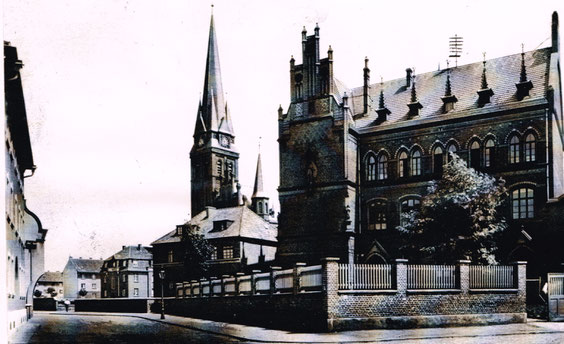 Abb. 6 Blick auf die römisch-katholische St. Mauritiuskirche, Volksschule und Sporthalle vor dem zweiten Weltkrieg. 