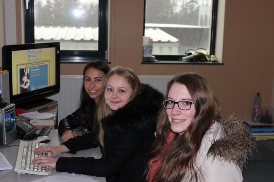 Murielle Weynand, Dayna Heck und Emily Heinen sind schon fertig mit der Arbeit.