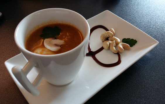 Vegane Gemüsesuppe mit Pilzen.