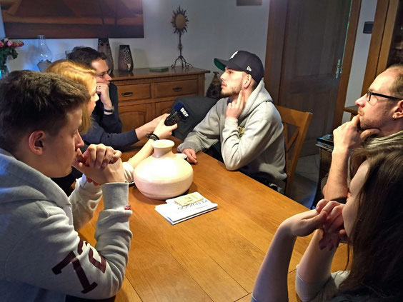 Rapper Unit wird von den Nachwuchsjournalisten interviewt.
