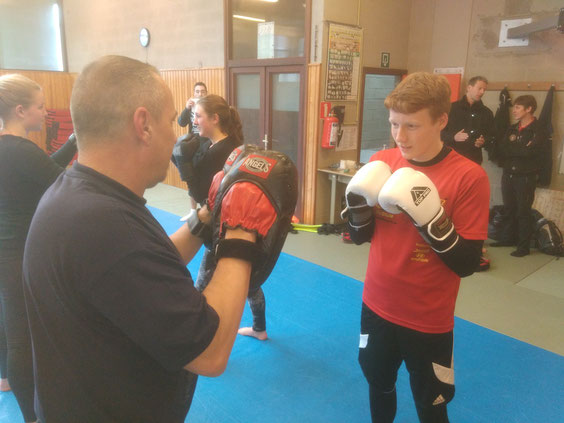 Fernsehredakteur Philippe Gross im Boxtraining mit einem Militärtrainer.
