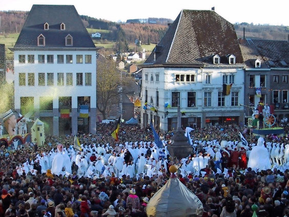 Rondeau-Tanz der Blancs-Moussis auf der Place St-Remacle