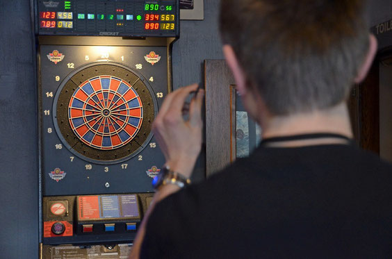 Dartspiel in einer Kneipe