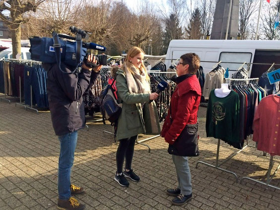 Sarah interviewt auf dem Kelmiser Wochenmarkt eine Passantin zum Thema "Vegane Ernährung".