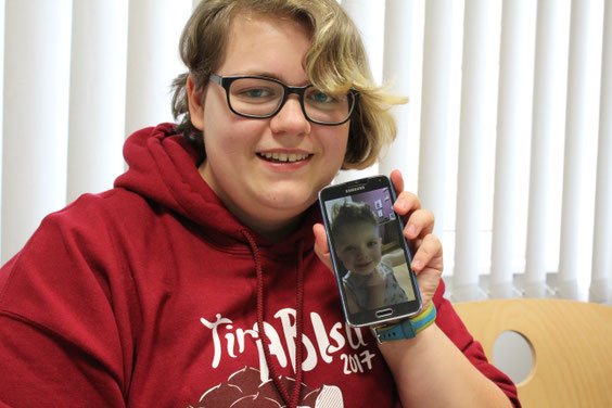 Noémie zeigt ein Bild von ihrem Sohn Thomas.