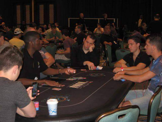 Der St.Vither Eric Theissen (Bildmitte) ist professioneller Pokerspieler. Foto: privat