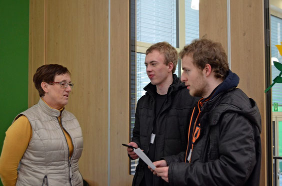 Dennis und Maarten beim Interview mit Mathelehrerin Anne Pesché.
