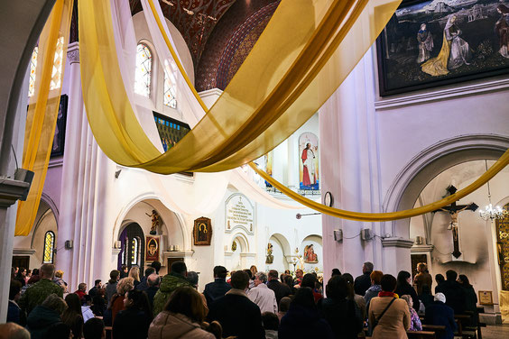 Besuch der katholischen Ostermesse am Sonntag
