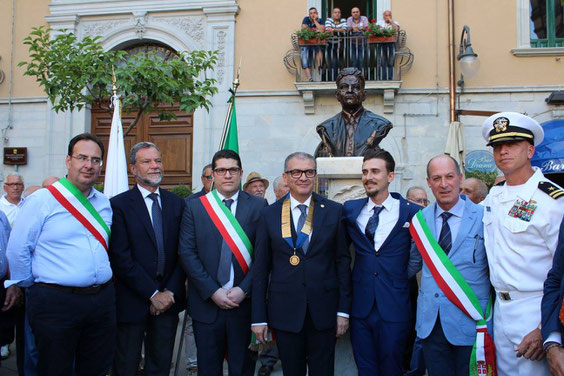 Da sinistra: Il Sindaco di Gangi Cataldo Ferrarello, il Prefetto S.E. Fernando Guida, il Sindaco di Troina Fabio Venezia, il Presidente del Rotary Club, lo scultore Gabriele Venanzio, il Sindaco di Nicosia Luigi Bonelli, Ufficiale dei Marines