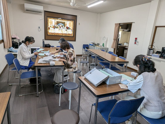 2026年6月28日（日）礼拝後のほっとタイムを経て 緑の牧場という教会報60号が完成したので、発送の宛名書きをしてくださっている皆さんです。お疲れさまでした！ありがとうございました。