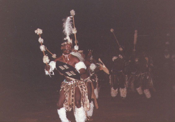 La giya, danza di guerra Zulu, eseguita dagli amabuthu, nei tradizionali costumi di guerra.