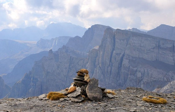 cairn au sommet, vaste panorama