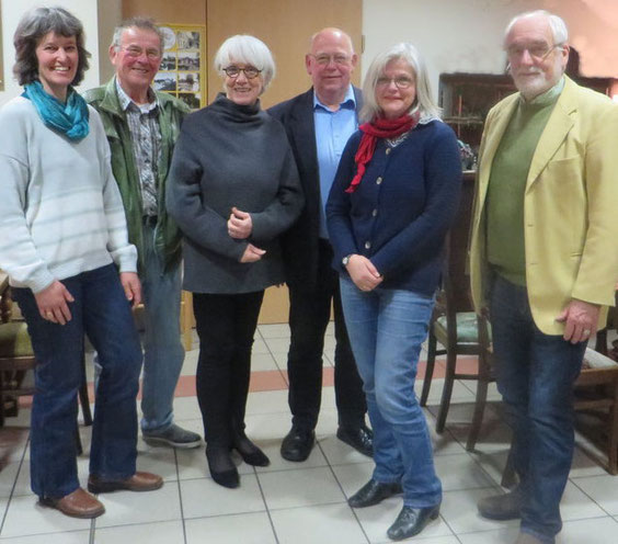 Alter und neuer Vorstand von links nach rechts: Anja Löwer, Hermann Mahler, Brigitte Langenhagen, Peter von Spreckelsen, Renate Ayecke, Dr. Thomas Kühn. Auf dem Bild fehlt Hilkka Föllmer.