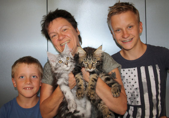 Meine liebe Gipsy: Du bist meine Schulterkatze, immer neugierig und an Ort und Stelle, wenn es was neues zu entdecken gibt. Du hast viel von Deinem Papa Charly geerbt, deswegen mache ich mir keine Sorgen um Dich. Ich weiß, dass alle Dich lieben werden.