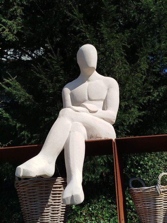 Steinskulptur gartenskulptur stilisierter sitzender Mensch Cla Coray
