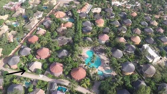 vue aérienne de la résidence avec sa pisicne et les villas autour