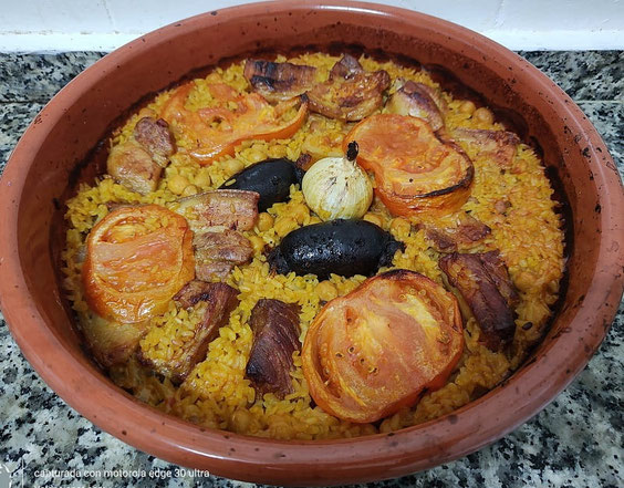 Cazuela de arroz al horno que hice para la familia. Pongo la imagen, para que os deis cuenta que hay que estar siempre pegando un ojo a lo que tenemos en el horno. Al meter la cazuela en el horno de gas se movieron algunos ingredientes y no me di cuenta.