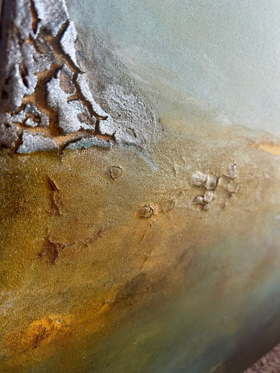 Abstrakte Malerei auf Leinwand, Miloriblau und Curcuma, weißer Steinkreide und zerstoßenem Weihrauch mit Goldlasur - Impulse zu Heilung und Resilienz