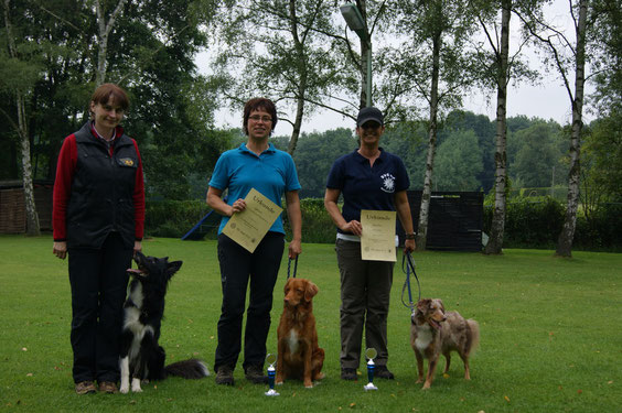 Mit Ayuna und mir bestanden auch unsere Trainingskolleginnen Stefanie Niekamp mit Zac (MV Essen West) und Sabine Duda mit Be Happy (Bahnpolizei Essen) ihre BH Prüfung.