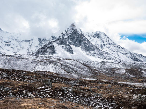 Direkt von uns die 6.856 Meter hohe Ama Dablam