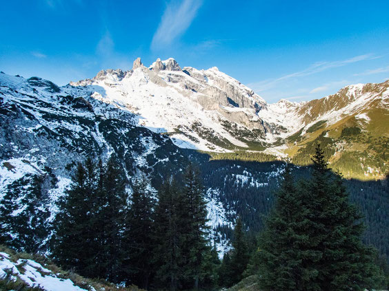 In der Senke, dort wo Sonne auf Schatten trifft, liegt die Lindauer Hütte