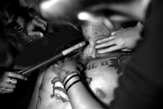 Hendra, uno de los últimos tatuadores tradicionales de Borneo, tatuando el cuello de un cliente. Fotografía de Diego Zapatero.