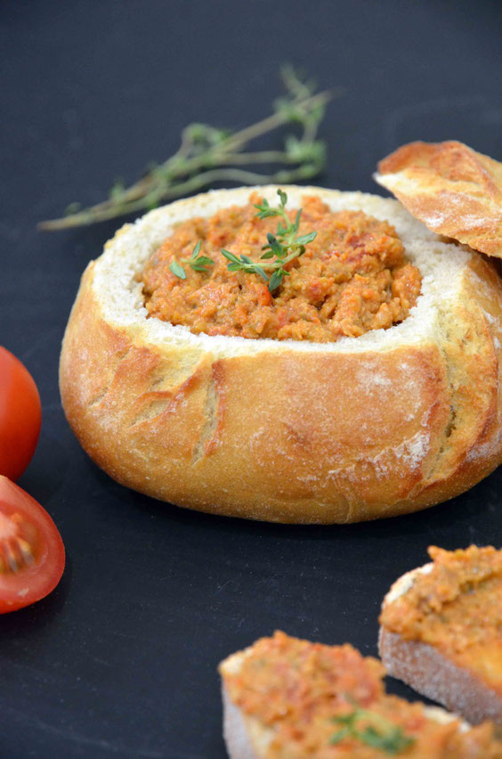 Antipasti-Aufstrich im Sauerteigbrötchen (vegan)