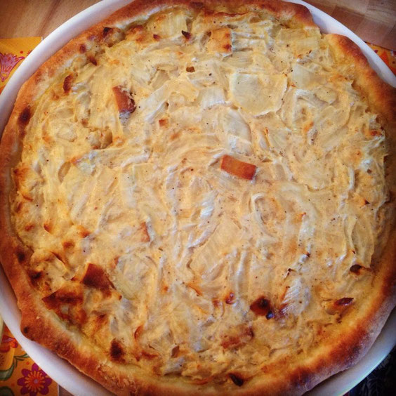 Ein altes Foto - aber immer noch ein Klassiker: ein saftiger Zwiebelkuchen. Perfekt im Herbst kalt und warm zu genießen.