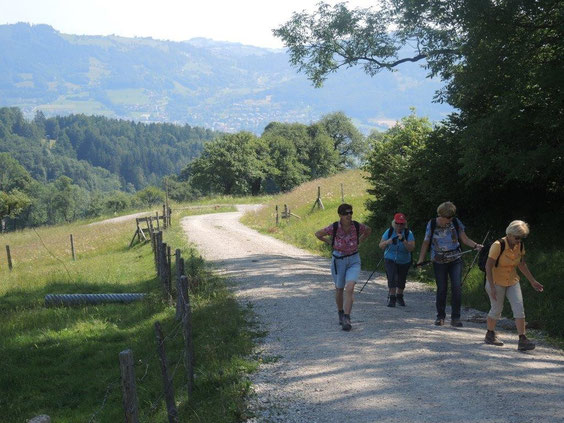 4 Linedancerinnen auf den Weg zum Gipfelkreuz.