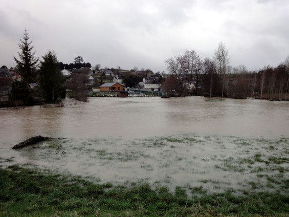 Les prés de la vallée sous l'eau