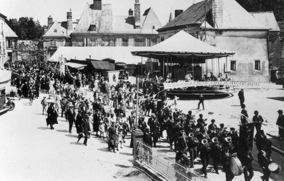 La procession passant sur la place Jehan d’Alluye en 1928