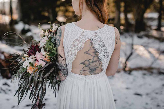 Schlichtes Brautkleid mit klarer Linienführung und weichem Fall - handgefertigt aus GOTS-zertifizierter Bio-Baumwolle, die ökologische Standards erfüllt.