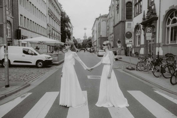 elementar Brautkleider & Zweiteiler 2023 - URBAN BRIDE - natürliche Brautmode für die urbane Braut