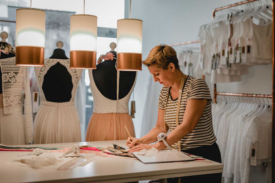 Brautmode Designerin Rike Winterberg in ihrem Atelier für nachhaltige moderne Brautmode in Hannover  