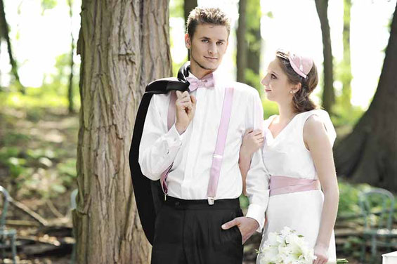 schlichtes Brautkleid mit Gürtel in rosa