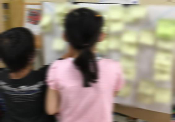 自分の家や学校の周りのおすすめの場所について紹介し合う。模造紙などにふせんを貼って交流すると、向かい合うことなく交流することができる。
